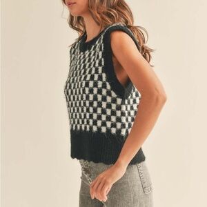 ✨Host pick ✨Black and White Sleeveless Crop Tank Top